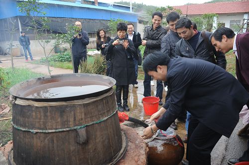 探访湘江最美村庄活动图集：烟雨中的浮桥