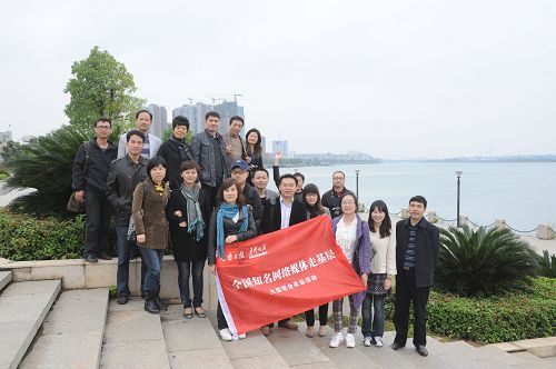 探访湘江最美村庄活动图集：烟雨中的浮桥