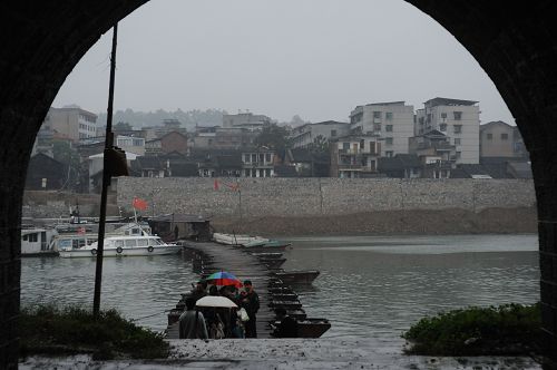 探访湘江最美村庄活动图集：烟雨中的浮桥