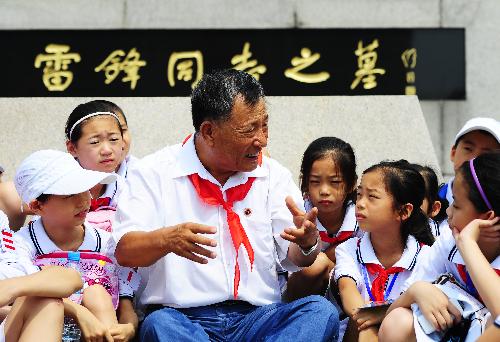 雷锋：新生中国的青春偶像