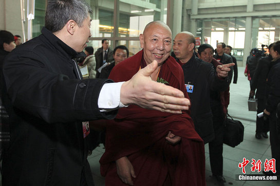 礼仪小姐在机场等候委员抵达