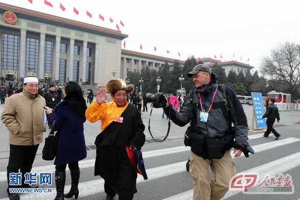 全国两会记者现场感言 挤是一种勇气