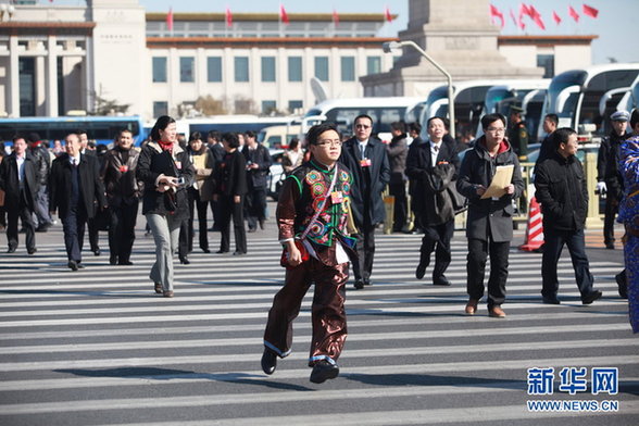 “奔跑哥”凌波微步上两会