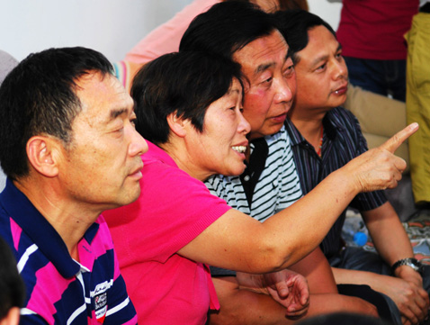 女航天员刘洋的父母观看神九升空