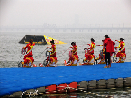 中国运动员试水沂河