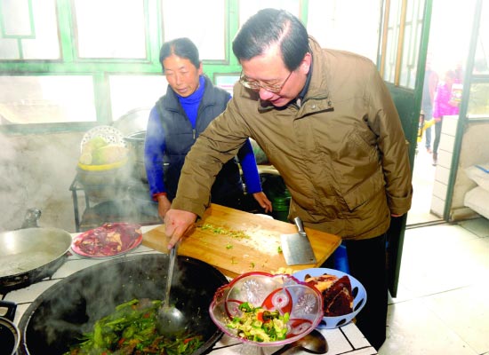 强卫到尖扎县山村看望基层干部群众共度新年