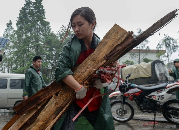 汶川地震断腿美女教师芦山救灾记