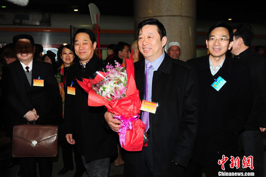 首批参加全国政协十一届五次会议的京外委员抵京
