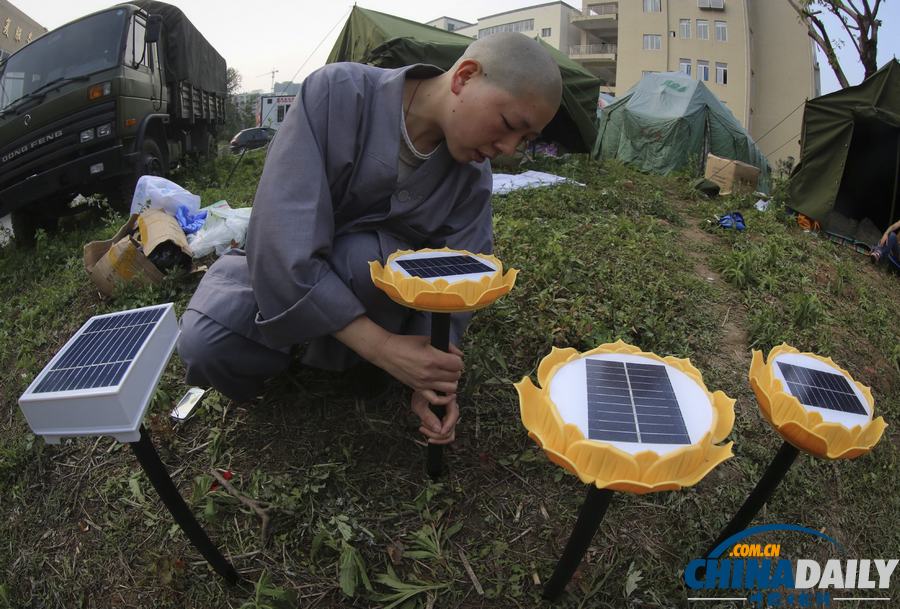 中国日报聚焦芦山地震之祈福篇