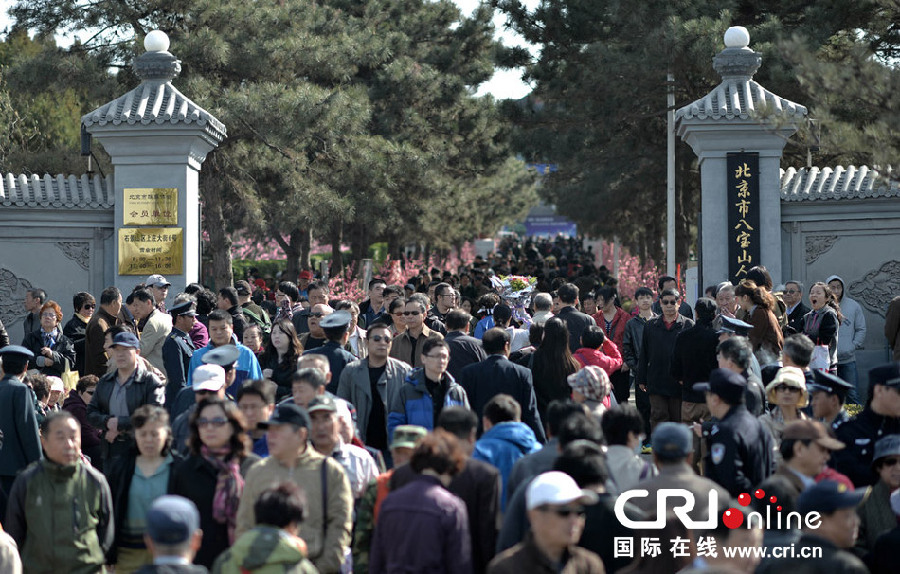 北京清明节祭扫高峰开启 31万人祭扫道路拥堵停车场告急