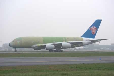 中国南方航空公司首架A380飞机成功完成首飞