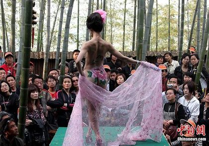 黄山芙蓉谷风景区上演“蝶飞花舞”人体彩绘秀