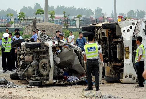 安徽长丰发生一起交通事故造成6死6伤