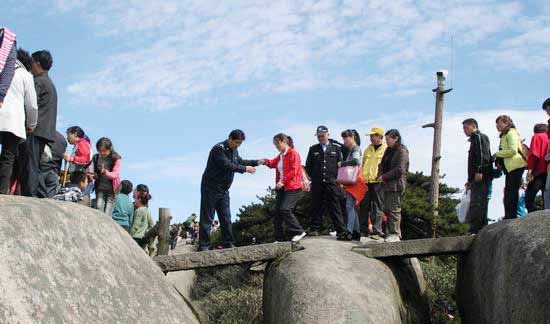 黄金周安徽天柱山游客首超10万人次(图)