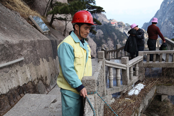 黄山“新奇景” 辛勤放绳工