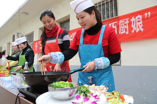 “巧厨娘”比才艺 喜迎“三八”妇女节