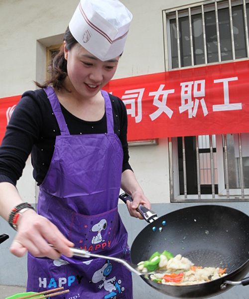 “巧厨娘”比才艺 喜迎“三八”妇女节