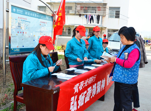 学雷锋 供电志愿者送上光明服务