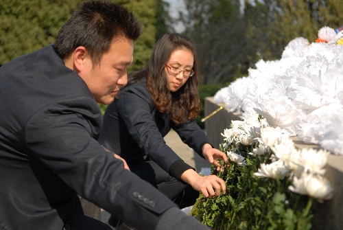 安徽天长：清明节前祭先烈