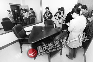 重庆打黑办案区揭秘:墙壁贴海绵坐椅是测谎仪(图)