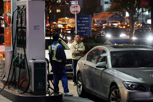 发改委22日起上调汽柴油价格 每升上涨约0.23元