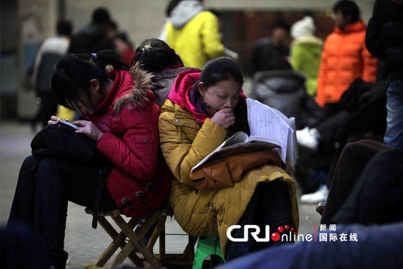 大学生通宵排队抢购火车票 同时复习备考(图)