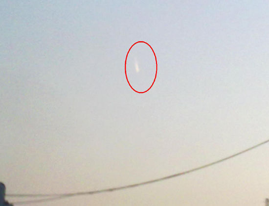 南京上空发现不明飞行物 专家称是飞机尾迹凝结带