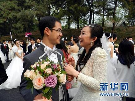 清华大学举行大型集体婚礼