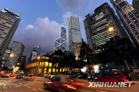 一升汽油16港元 香港市民如何应对出行三高