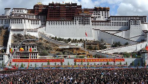 拉萨各族各界庆祝西藏和平解放60周年