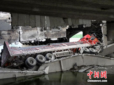 长春1座大桥桥面塌陷致货车坠河