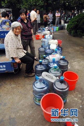 杭州余杭区水源受污染 部分地区供水停止、学校停课
