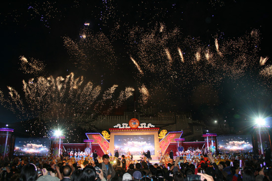 2011年拉萨雪顿节首次在晚上举行开幕式