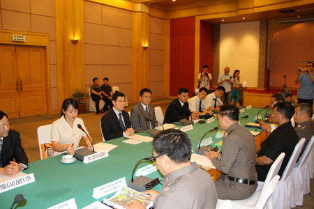 中国政府联合工作组与泰国警察副总监会谈