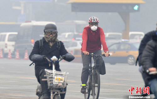 中国多地遭大雾“袭击” 造成高速封闭航班延误