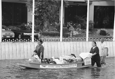 泰国曼谷面临被淹没危险 市民随时准备撤离(图)
