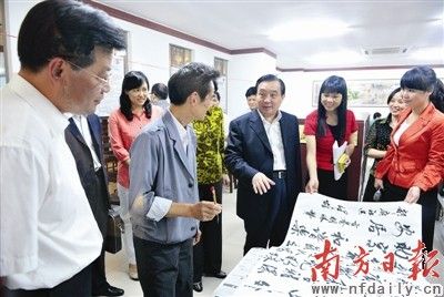 王晨谈文化强国建设 政府官员要重视微博作用