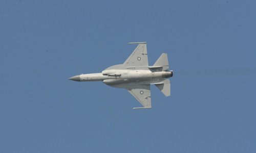 “枭龙”战斗机首次在中东表演飞行
