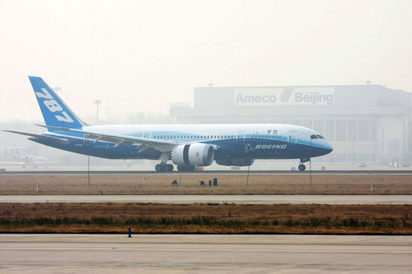 波音787“梦想”飞机飞抵北京