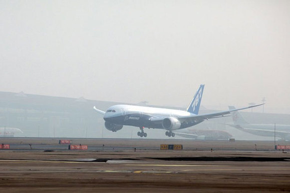 波音787“梦想”飞机飞抵北京
