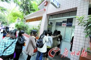 女学生发动占领男厕活动呼吁厕位合理分配