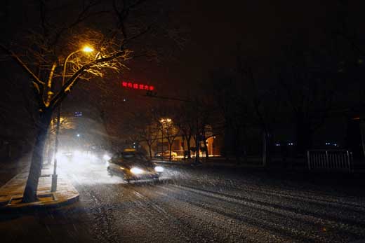 组图：三月降春雪 素裹银装扮靓京城