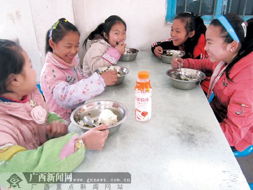 广西实施营养工程农村学校3元钱做出免费午餐