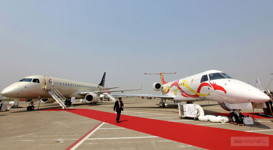 成龙私人飞机亮相2012亚洲公务航空展 价值2亿人民币