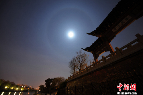 扬州夜空现罕见“月晕”奇观