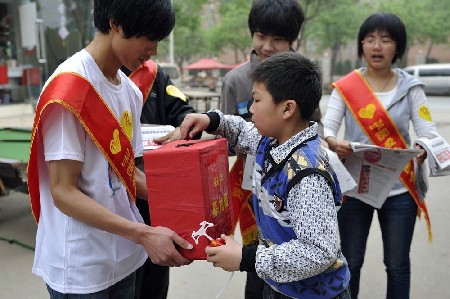 大学生义卖报纸筹善款救助白血病同学