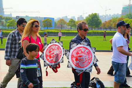南通举办外国友人风筝放飞文化体验活动