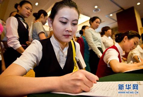 高清：深航在天津招聘空姐 400人参加面试