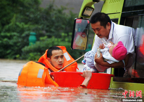 湘西保靖县班车被淹 消防战士澡盆转移被困婴儿