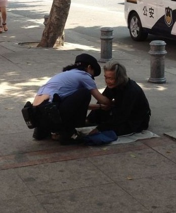 福州女警察帮行乞老人穿衣服 被网友赞最美警花